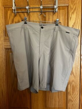 Travis Mathews DXL 48 waist Men's Lightweight Golf Shorts in Light Gray